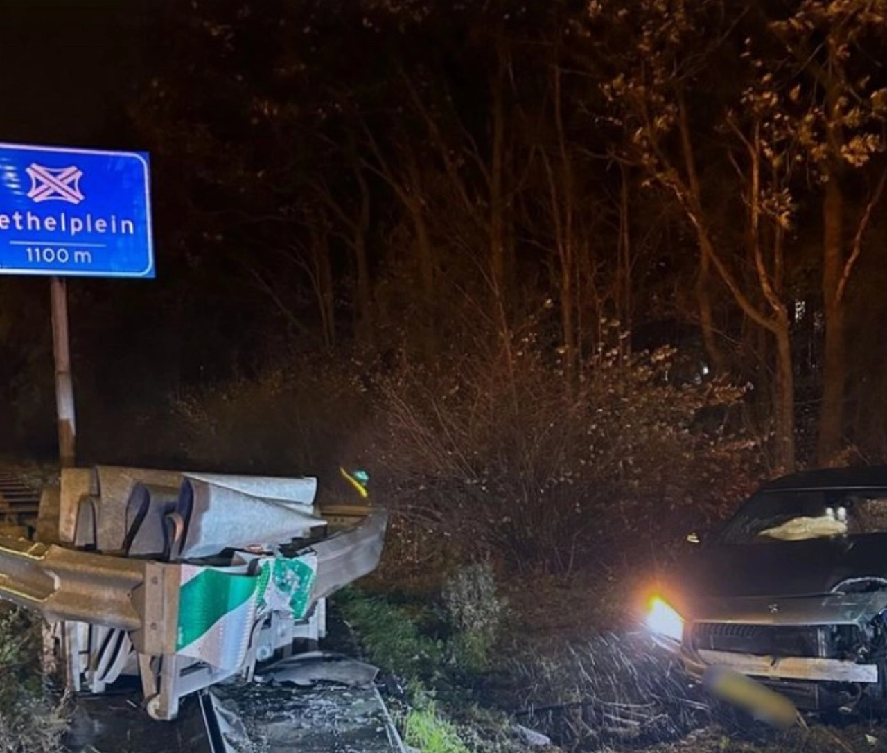 De benen nemen na parkeren auto in vangrail